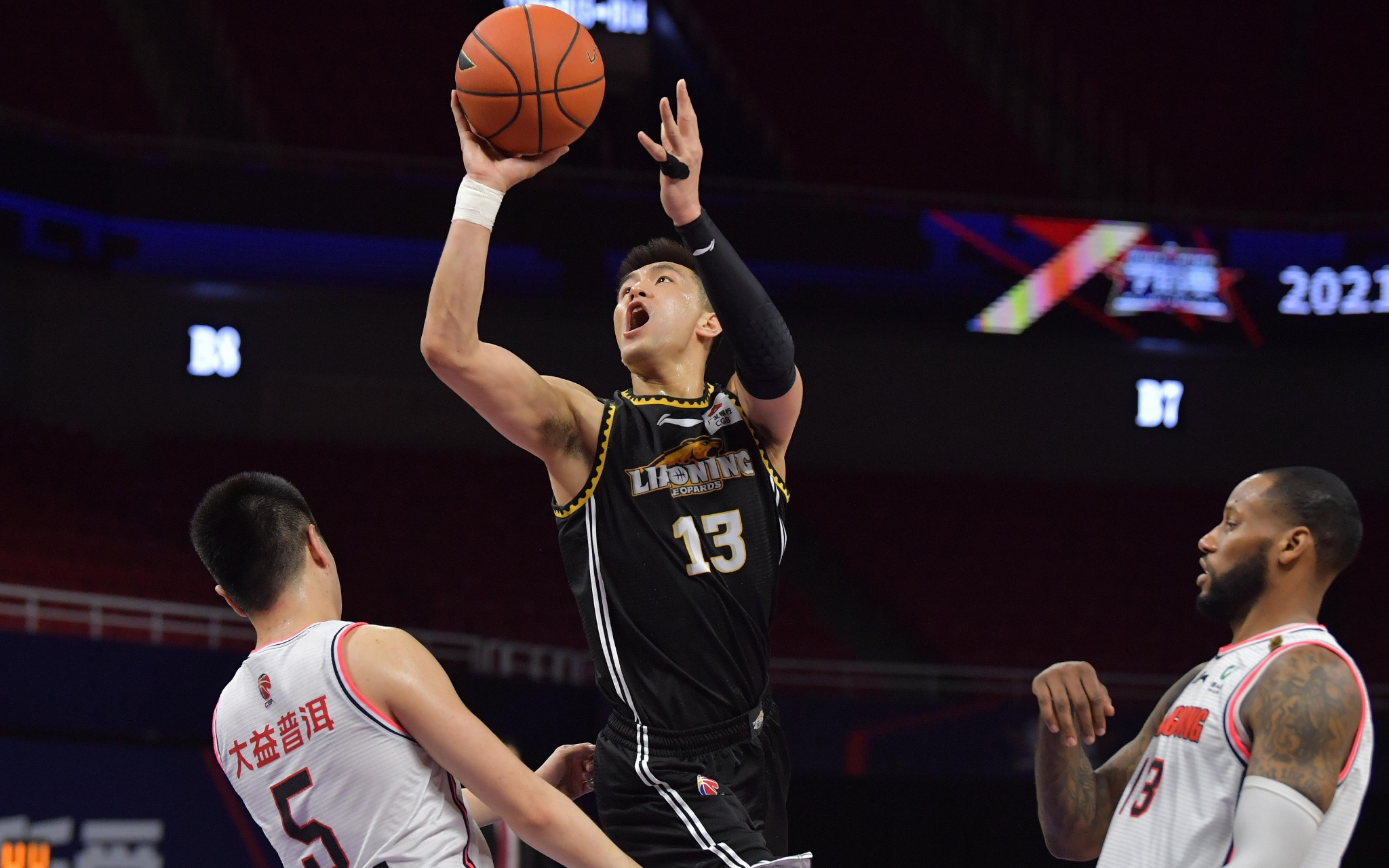 她能够在与 她能够在与